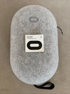 Oculus Light Gray Felt Carrying Case with Wrist Strap